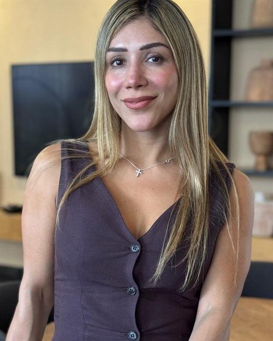 Retrato profesional de Itzel García, asesora de seguros en Guadalajara, sonriendo de frente