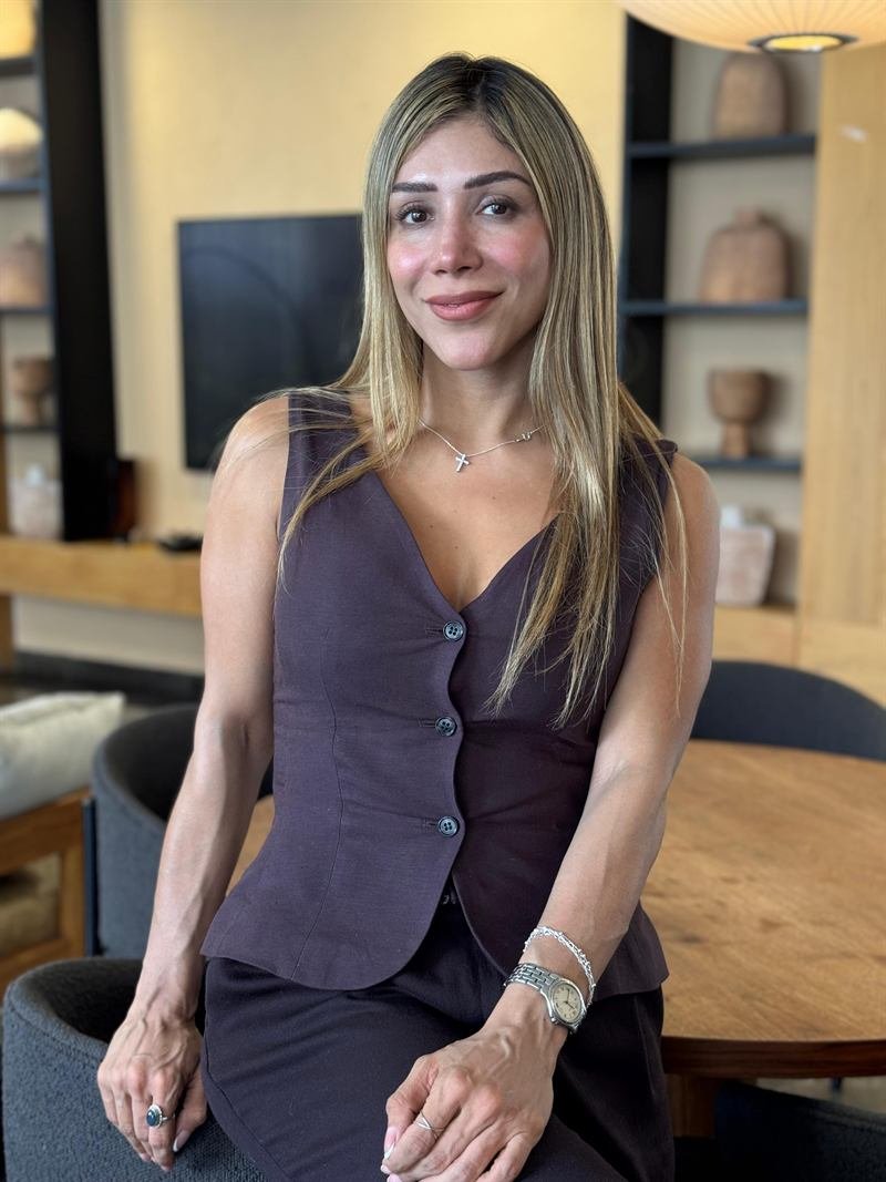 Itzel García, asesora de seguros en Guadalajara, sonriendo en su oficina